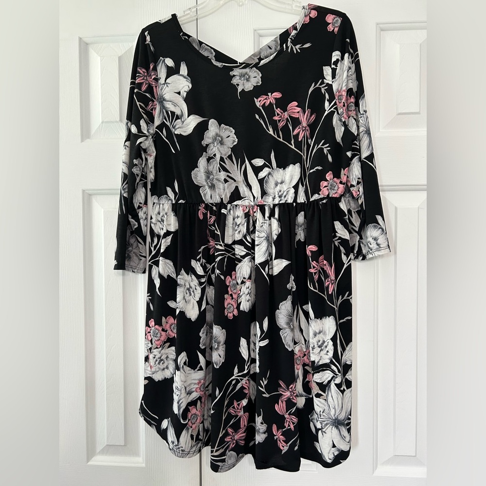 Women’s Boutique Black Floral Tunic size L